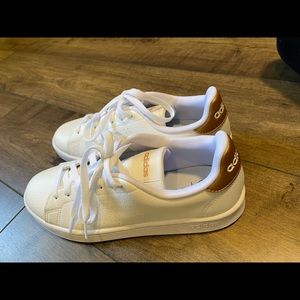 Womens Adidas advantage sneaker